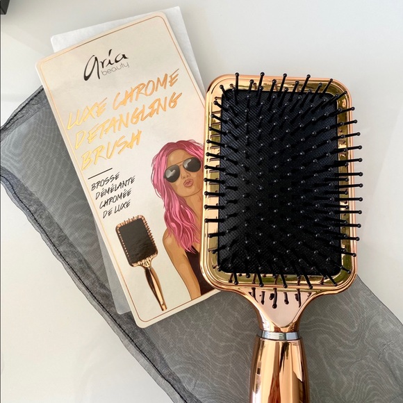 Aria Beauty Other - Aria Beauty Luxe Chrome Detangling Brush